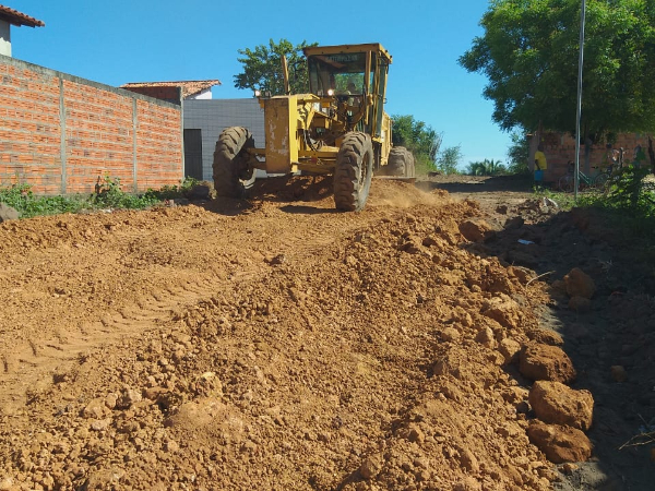 Prefeitura de Esperantina leva melhorias a várias ruas com empiçarramento