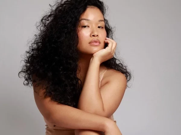 Chamada de Japonega, modelo plus de origem negra e oriental quebra padrões