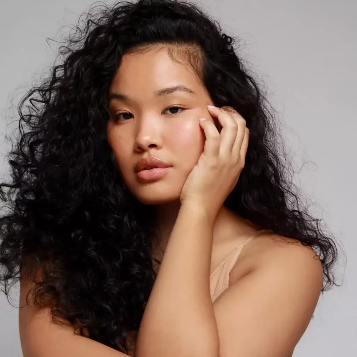 Chamada de Japonega, modelo plus de origem negra e oriental quebra padrões - imagem 95599