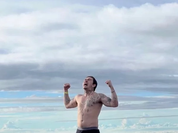 Whindersson Nunes aparece de cueca no Monte Fuji em cliques ousados