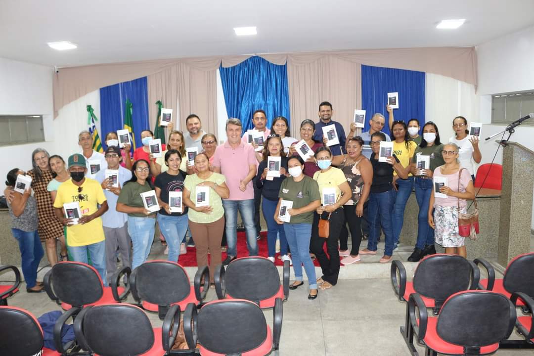Prefeito João Luiz entrega tablets para Agentes Comunitários de Saúde - Imagem 2