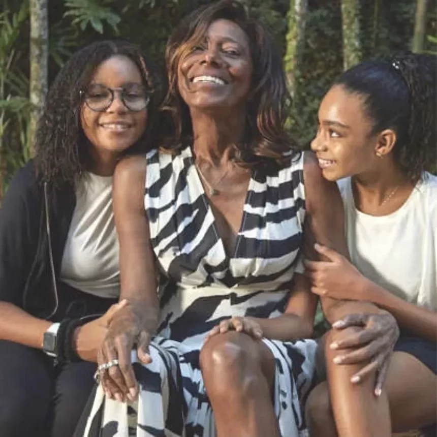 Além de Claudia Raia, outras famosas que viraram mães após os 50 - imagem 102368