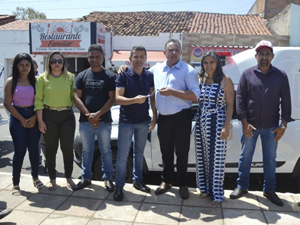 Prefeito Miguel realiza entrega de caminhão compactador e ambulância.