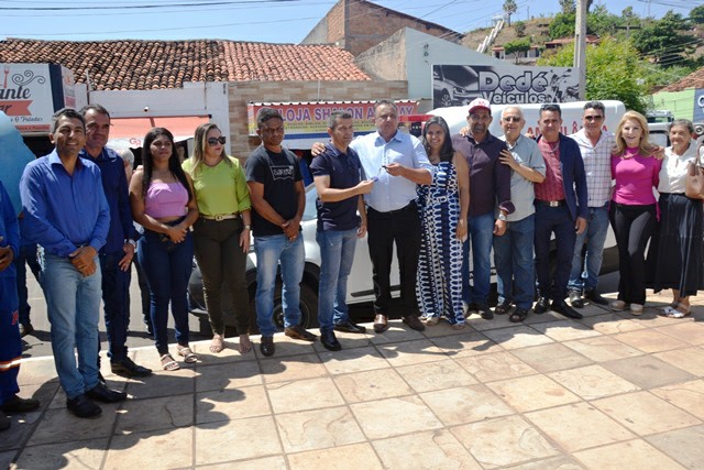 Autoridades acompanham entrega de veículos