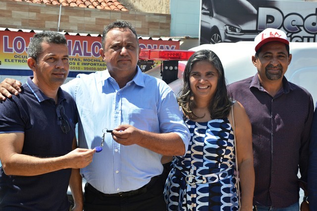 Prefeito Miguel Rodrigues entrega chave de ambulância ao Secretário de Saúde Matias Lopes