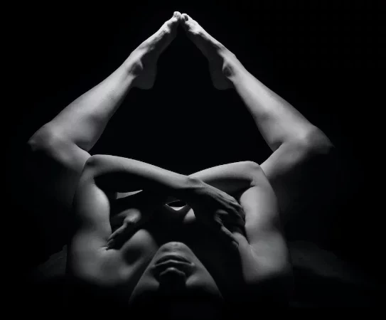 Cansada do sexo comum? Posições sexuais para quem quer transar fora da cama