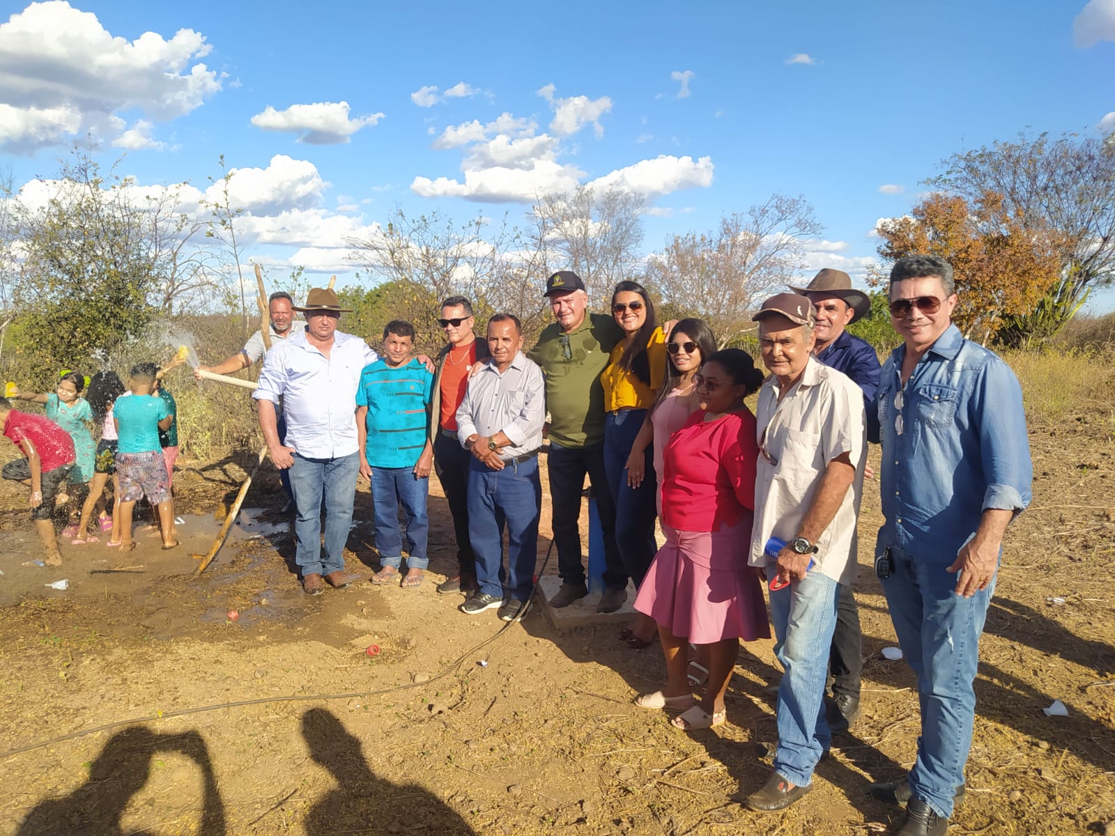 Prefeito Miguel Rodrigues confraterniza com moradores em Lagoa Achada - Imagem 8