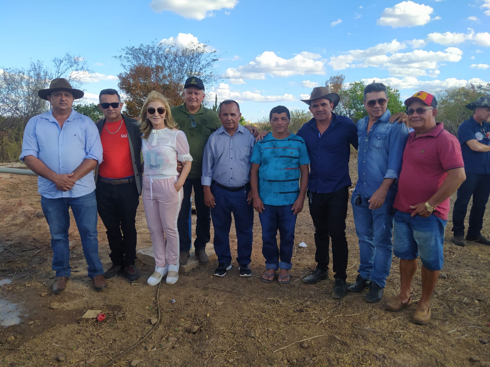 Prefeito Miguel Rodrigues confraterniza com moradores em Lagoa Achada - Imagem 6