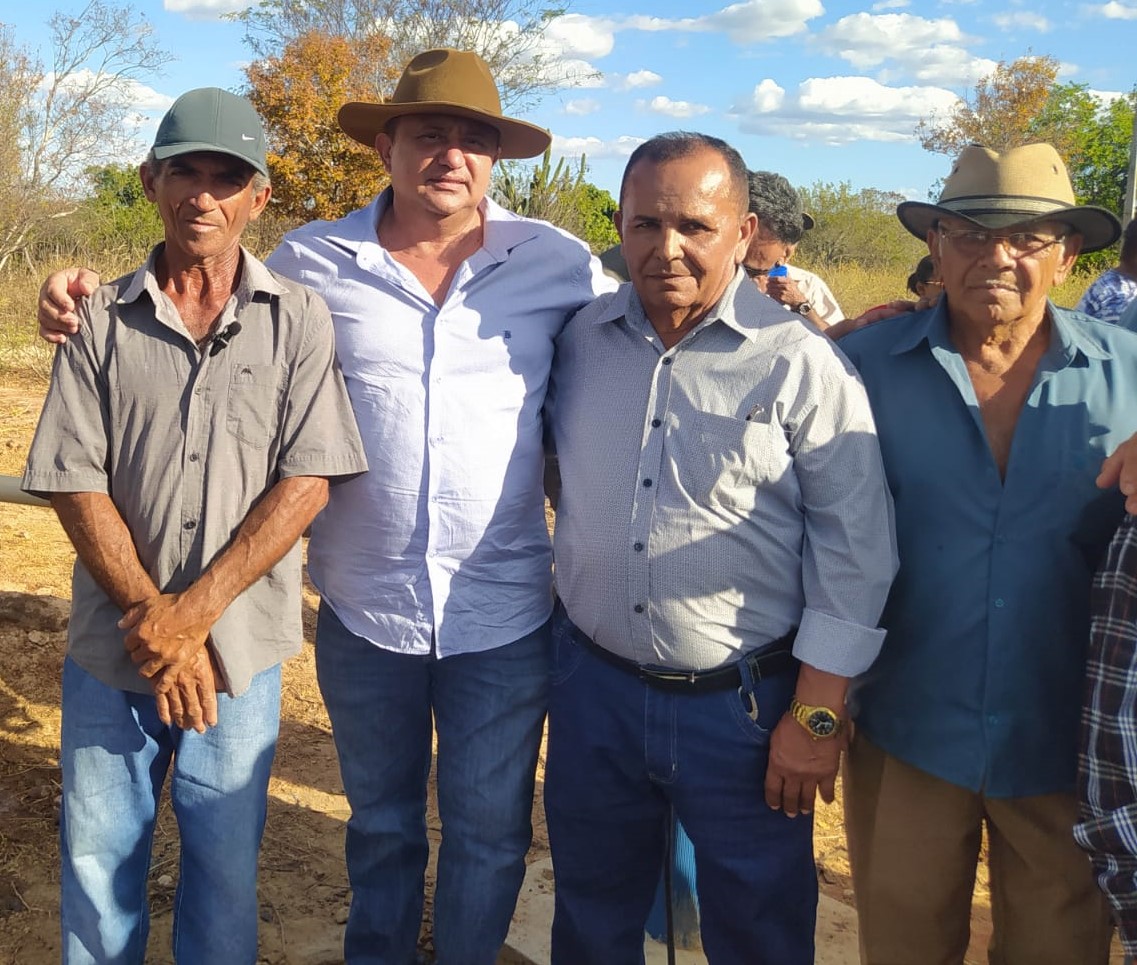 Prefeito Miguel Rodrigues confraterniza com moradores em Lagoa Achada - Imagem 4