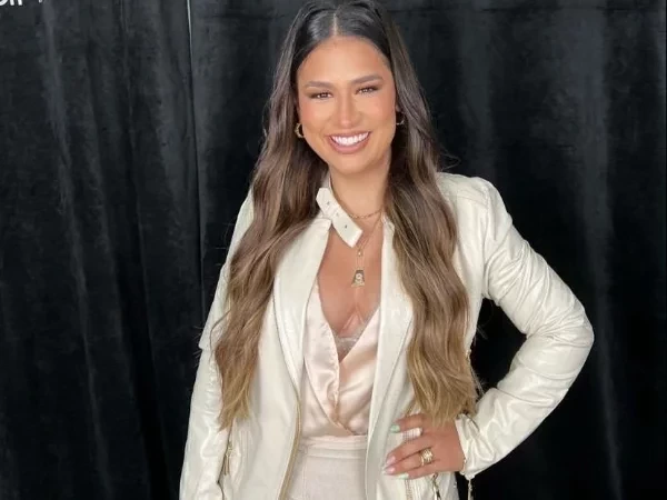 Simone forma nova dupla, pega  os fãs de surpresa e divulga novidades