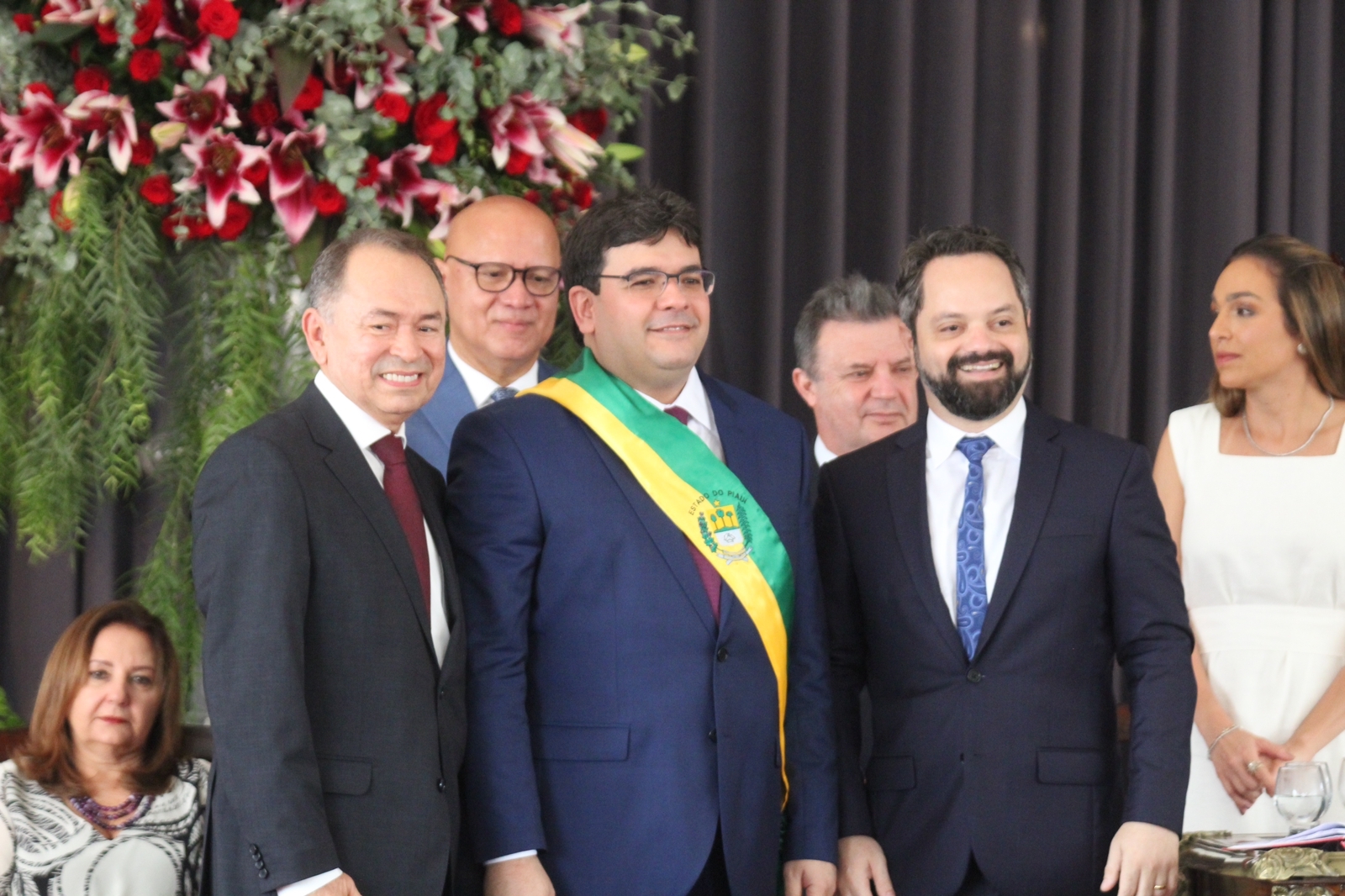 Rafael Fonteles recebe faixa do governo de Regina Sousa (Foto: Raíssa Morais/ Meio Norte)