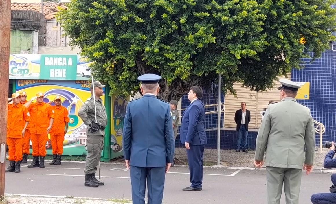 Rafael e Themistocles chegam ao Karnak para a transmissão de cargos (Foto: Francy Teixeira)