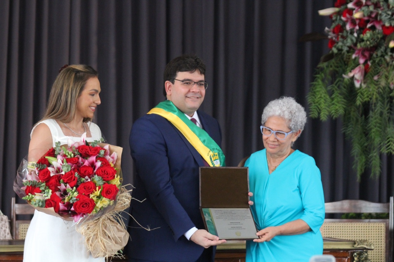 Regina Sousa recebe homenagem (Foto: Raíssa Morais/ Meio Norte)