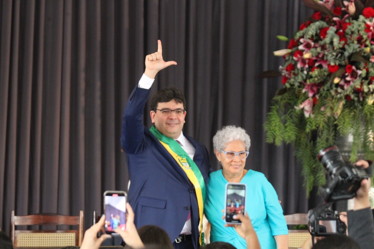 Rafael Fonteles recebe faixa do governo de Regina Sousa (Foto: Raíssa Morais/ Meio Norte)