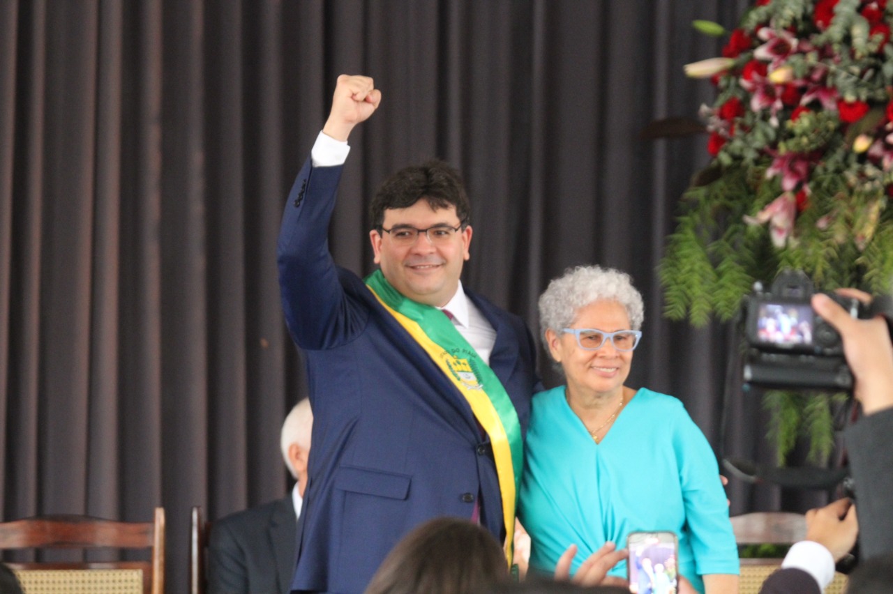 Rafael Fonteles recebe faixa do governo de Regina Sousa (Foto: Raíssa Morais/ Meio Norte)