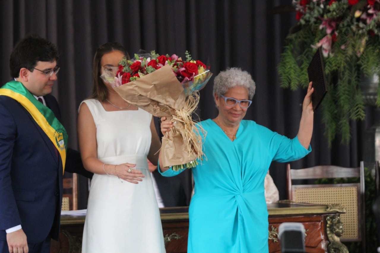 Regina Sousa é homenageada (Foto: Raíssa Morais/ Meio Norte)