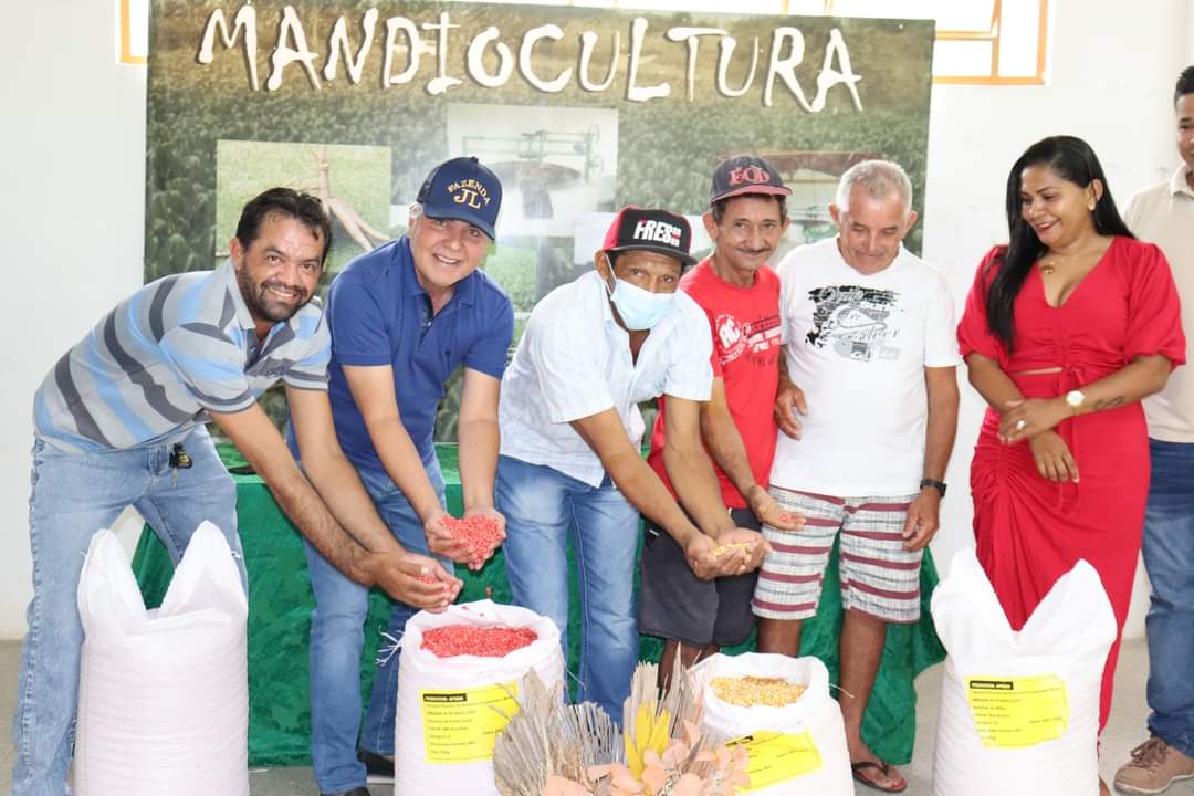 Agricultores de Monsenhor Gil recebem sementes da prefeitura municipal - Imagem 7