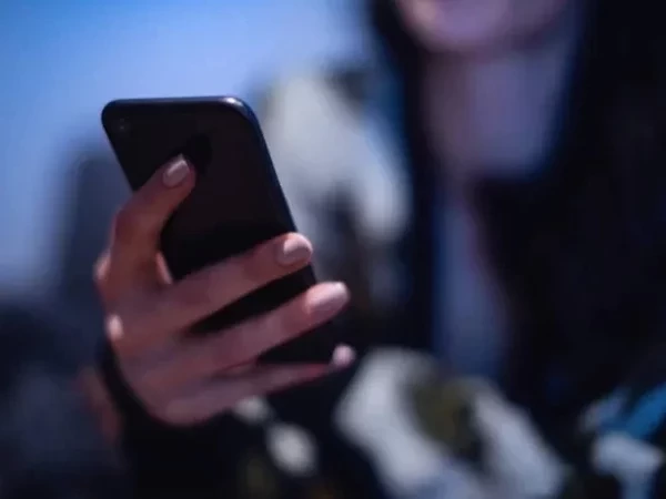 Quem nunca? Conheça os signos mais stalkers do zodíaco