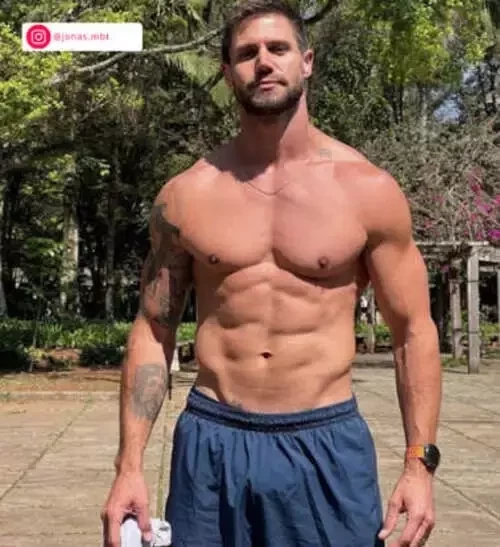 Conheça 10 famosos que já viraram assunto por causa de suas partes íntimas - imagem 112968