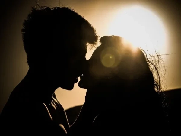 Emocionados! 4 signos do zodíaco que se apegam após primeiros encontros