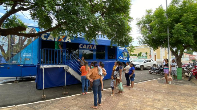 Caminhão da CEF facilita entrega de cartões do bolsa família