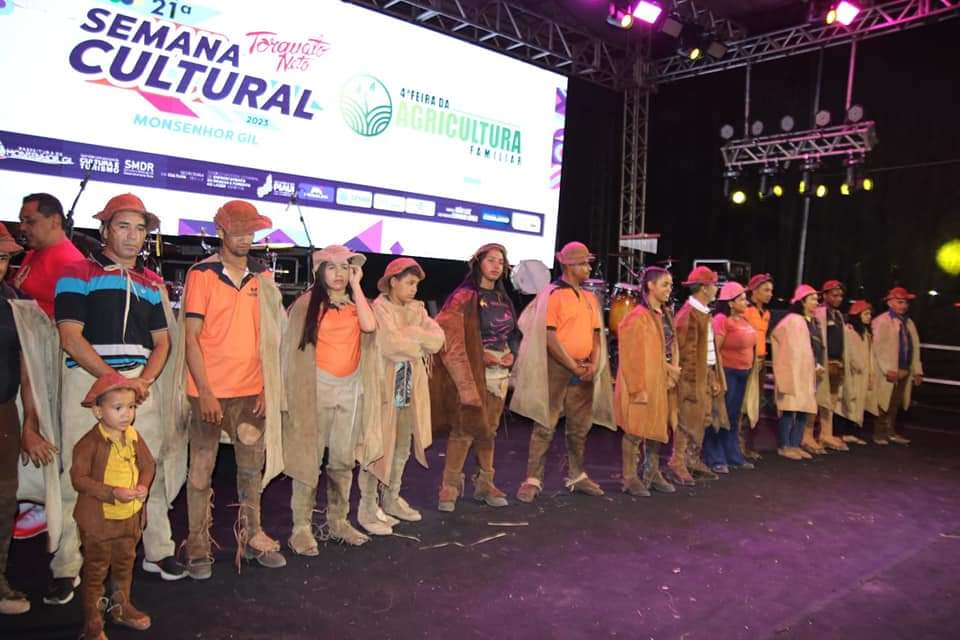 Prefeito João Luiz homenageia vaqueiros e vaqueiras de Monsenhor Gil  - Imagem 7