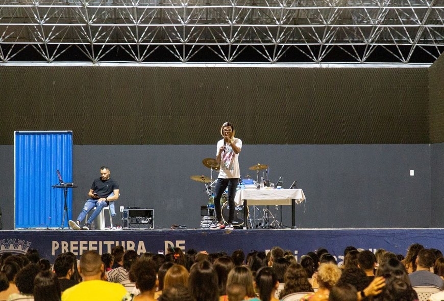 Oeiras homenageia professores em bate-papo com humorista Selma de Niêta