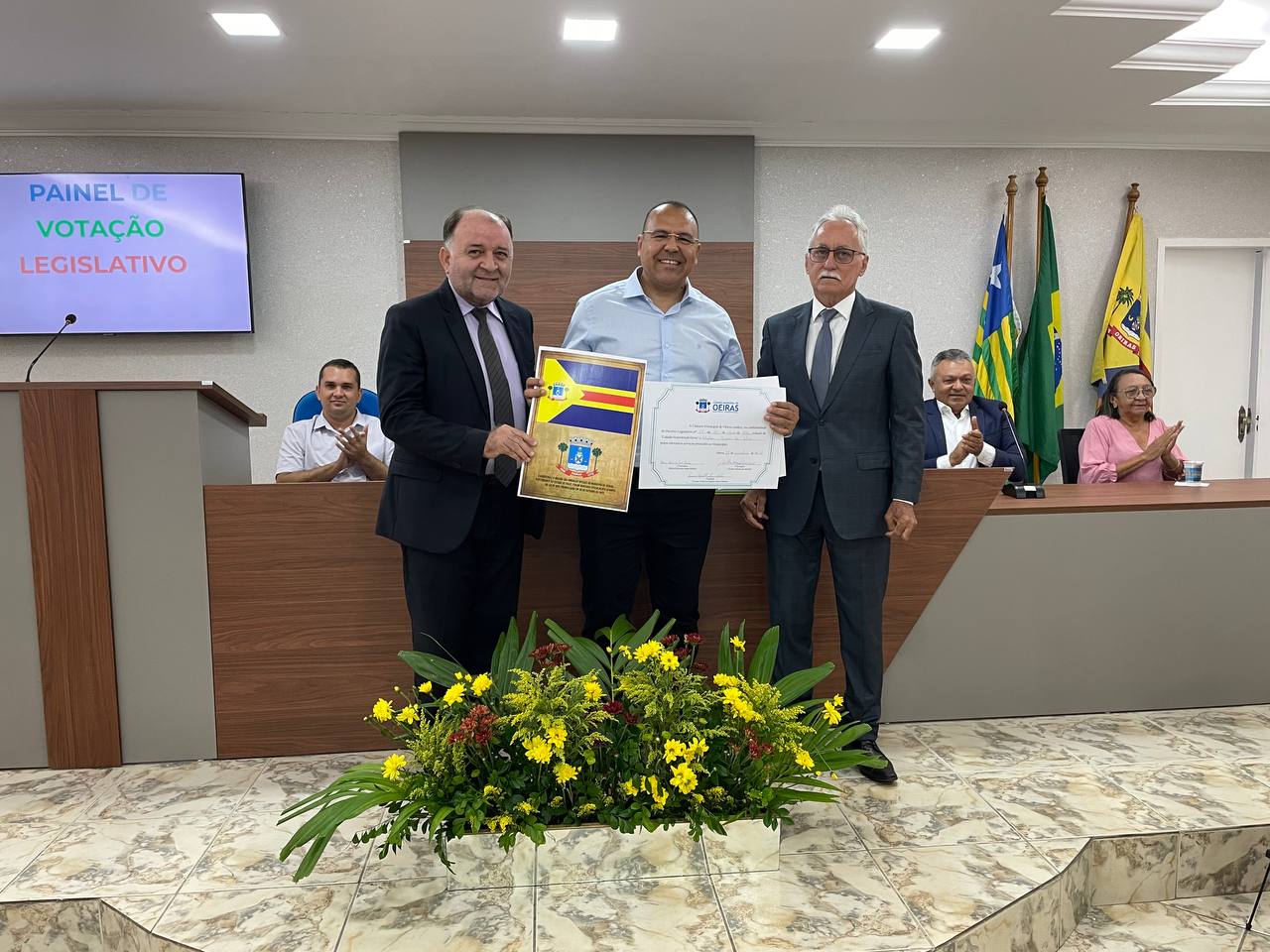 Padre Kleyton e médica Alice Coelho recebem Título de Cidadania Oeirense - Imagem 2