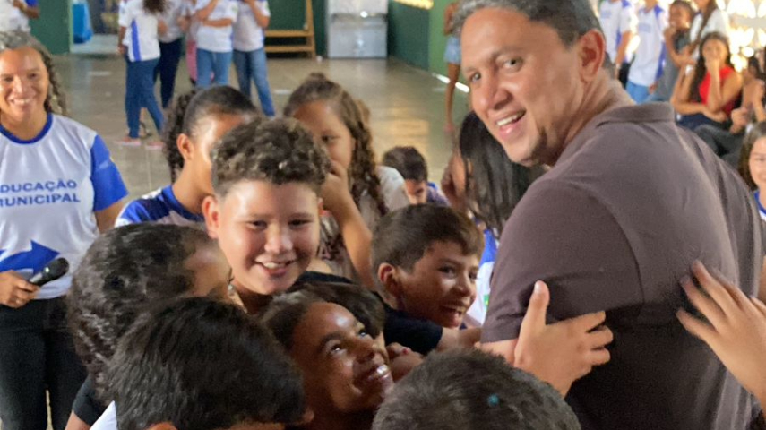 Prefeito Júnior Ribeiro anuncia reforma da Escola Municipal Adelaide Rosa