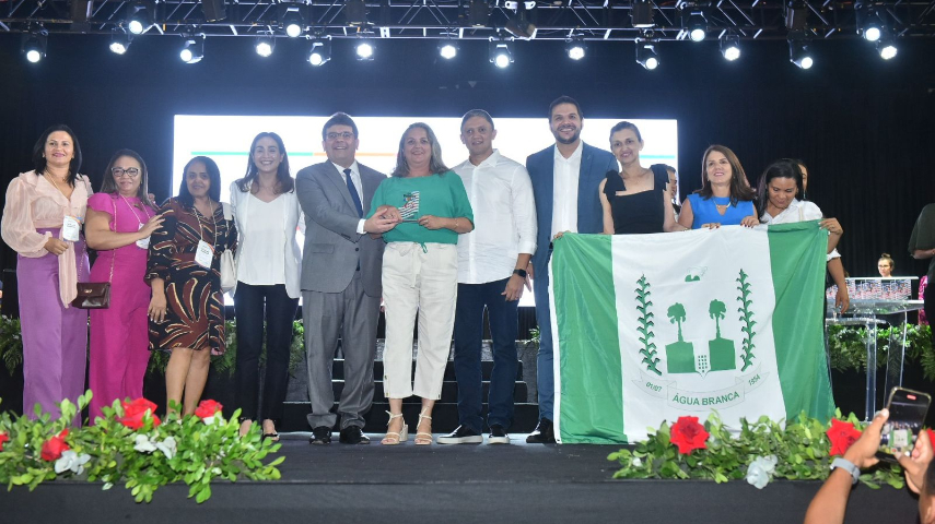 Escola Municipal Anatália Carneiro de Água Branca recebe o Prêmio Alfa-10