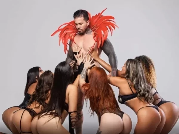 Arthur Urso e 6 esposas tiram a roupa para comemorar estreia no Carnaval