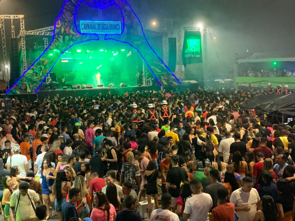 Marcynho Sensação encerra 3ª noite do Carnaval de Água Branca