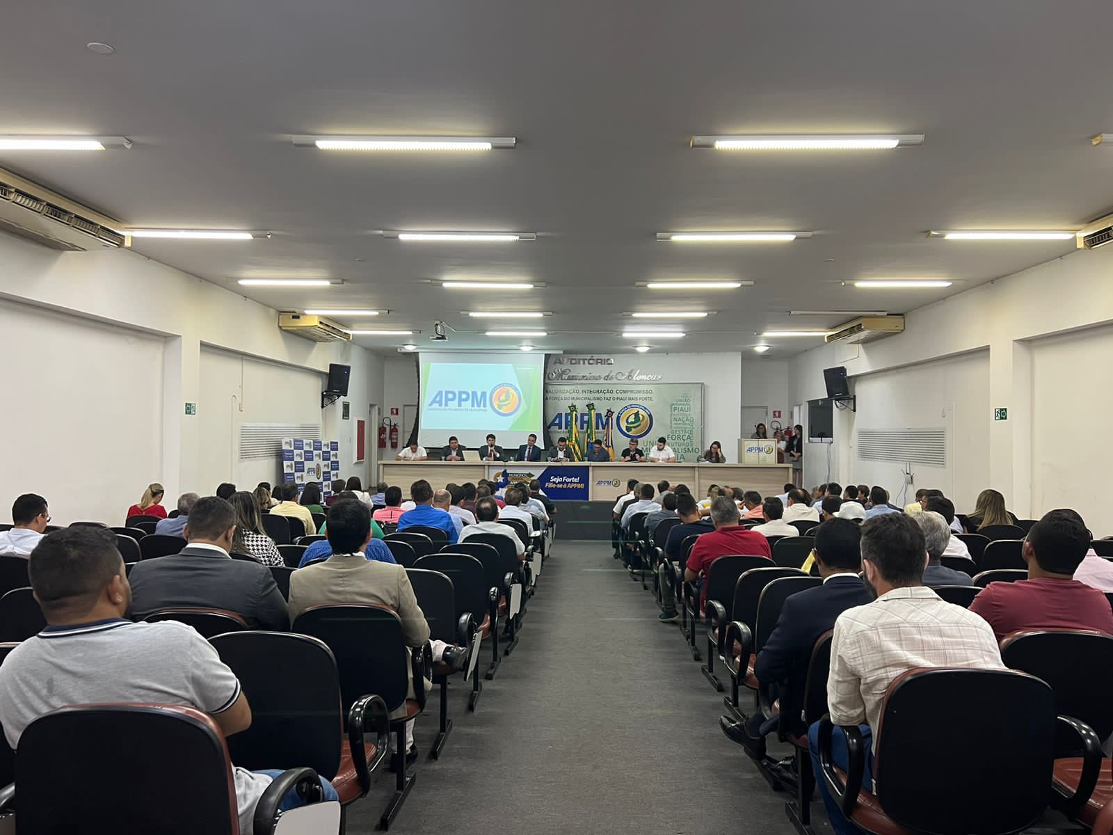 Prefeitos debatem dificuldades em seus Municípios. Monsenhor Gil presente - Imagem 14