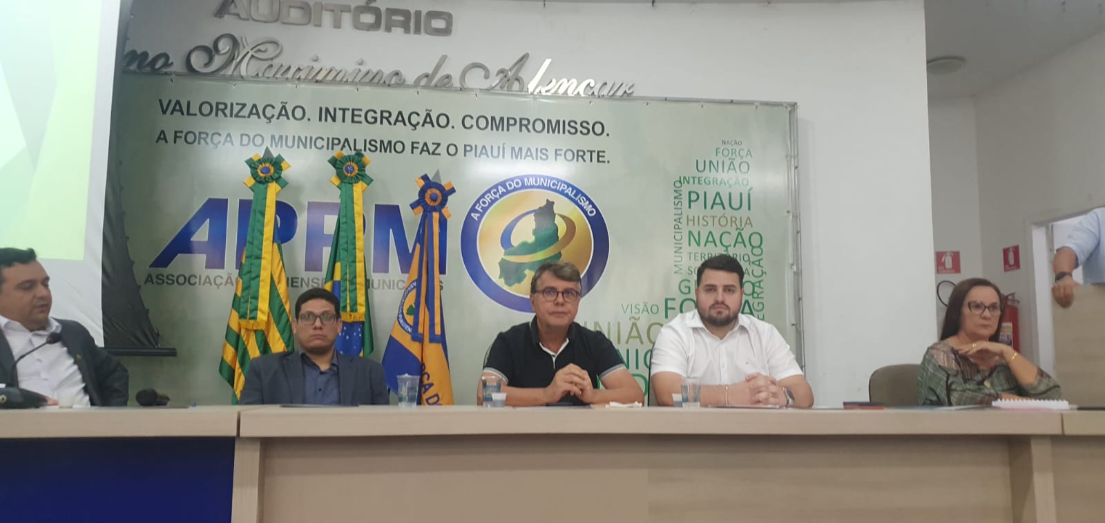 Prefeitos debatem dificuldades em seus Municípios. Monsenhor Gil presente - Imagem 26