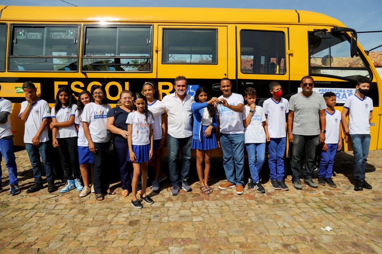 Zé Raimundo entrega 04 novos ônibus para Educação Municipal de Oeiras - Imagem 1
