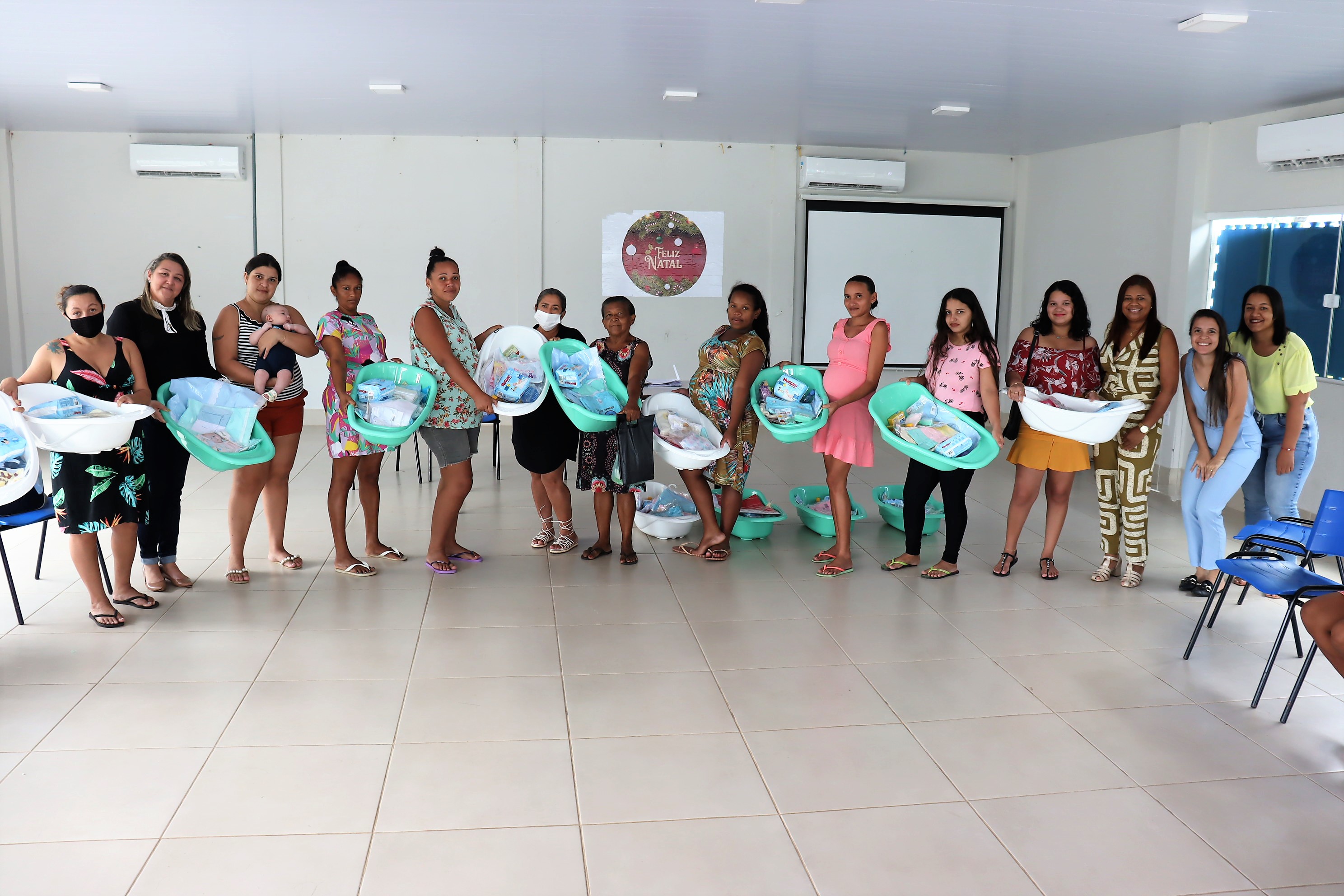 Assistência Social entrega enxovais à gestantes - Imagem 8