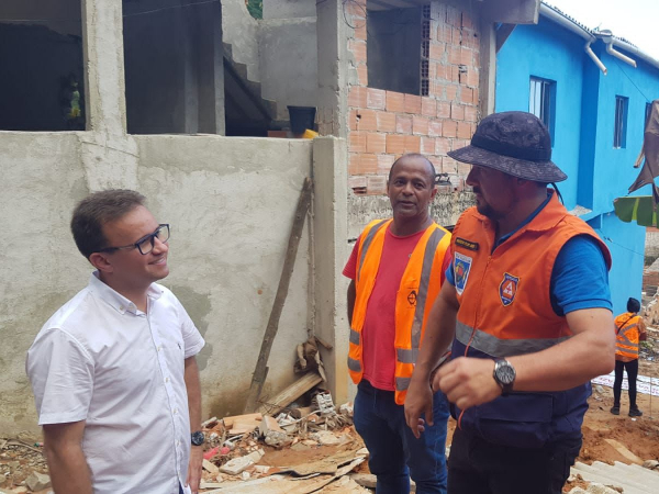 Prefeito Junior Bill visita local da tragédia em São Sebastião