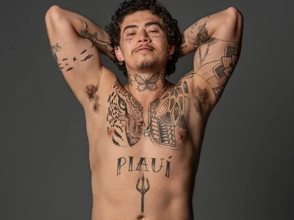 Whindersson Nunes posa só de cueca e volume chama atenção na web