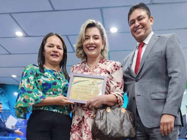 Secretária de Educação participa de evento  entrega moção de reconhecimento