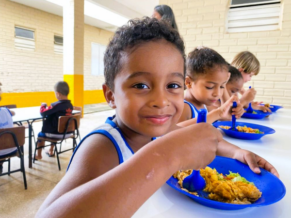 Secretaria de Educação oferece alimentação de qualidade. 