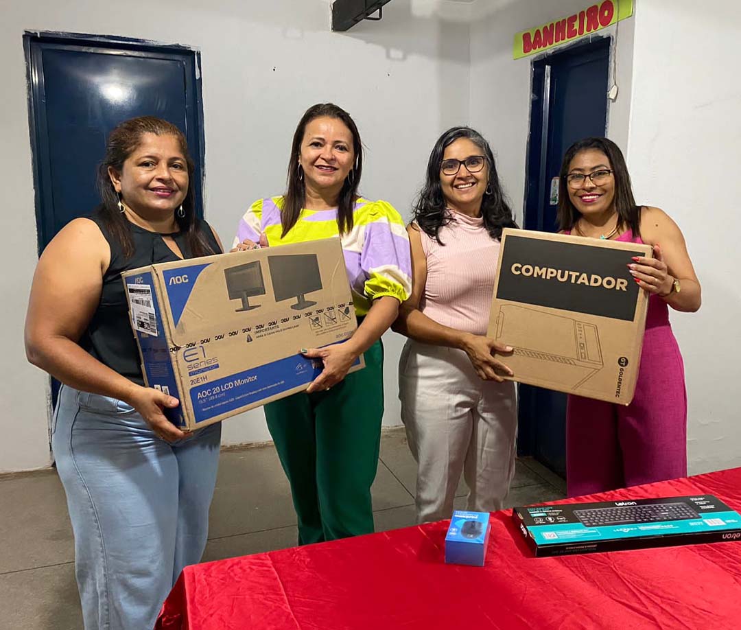 Secretária de Educação Maria do Socorro entrega equipamentos em escolas  - Imagem 6