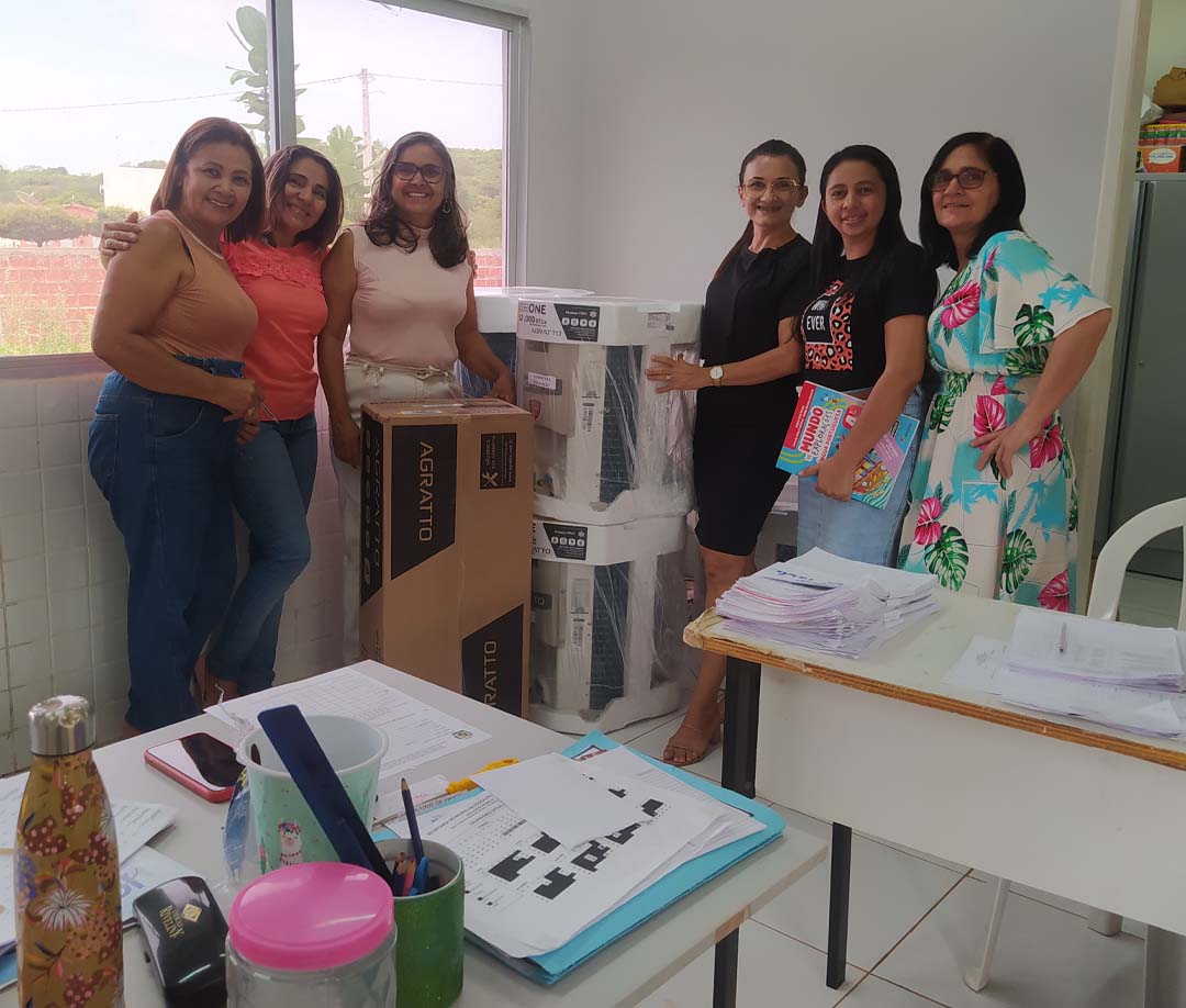 Secretária de Educação Maria do Socorro entrega equipamentos em escolas  - Imagem 4