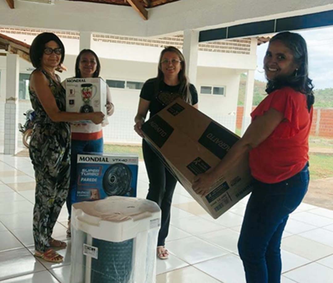 Secretária de Educação Maria do Socorro entrega equipamentos em escolas  - Imagem 2