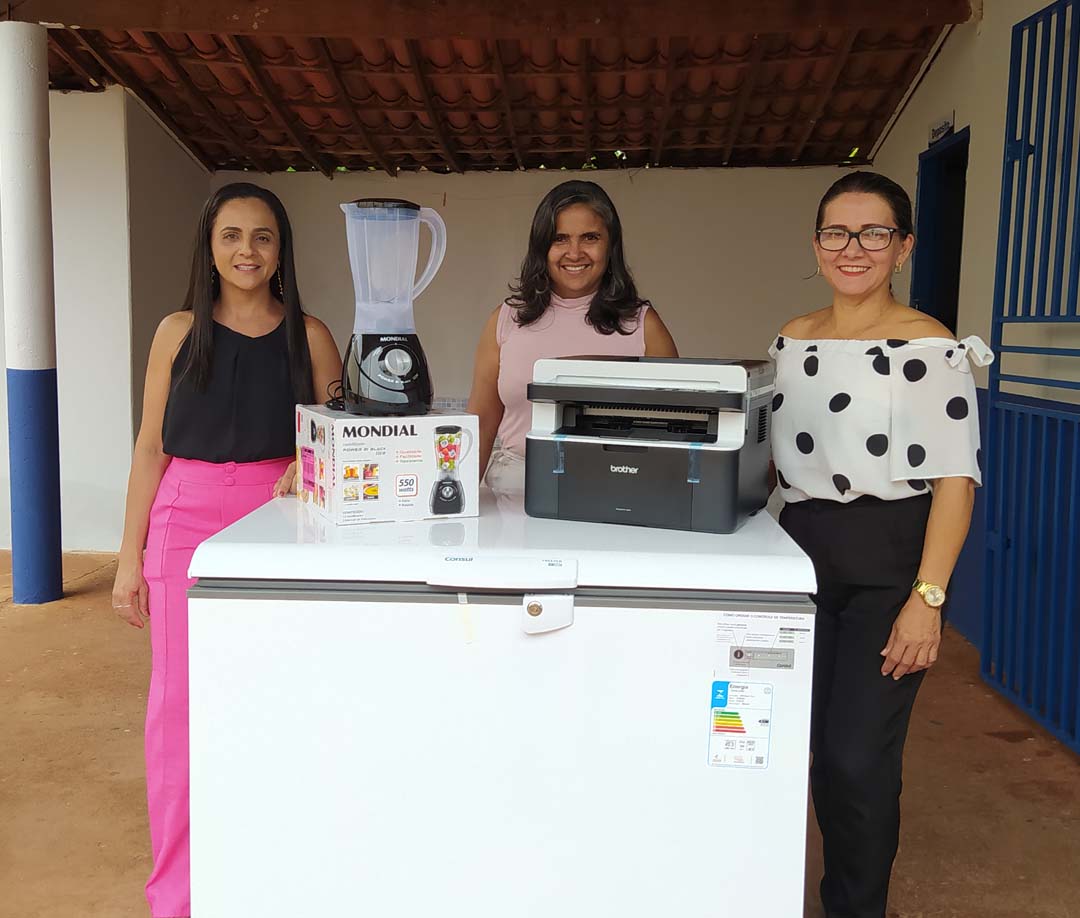 Secretária de Educação Maria do Socorro entrega equipamentos em escolas  - Imagem 3
