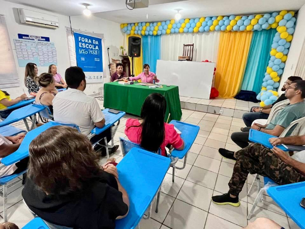 Prefeita Ivanária Sampaio confere kits com livros didáticos 