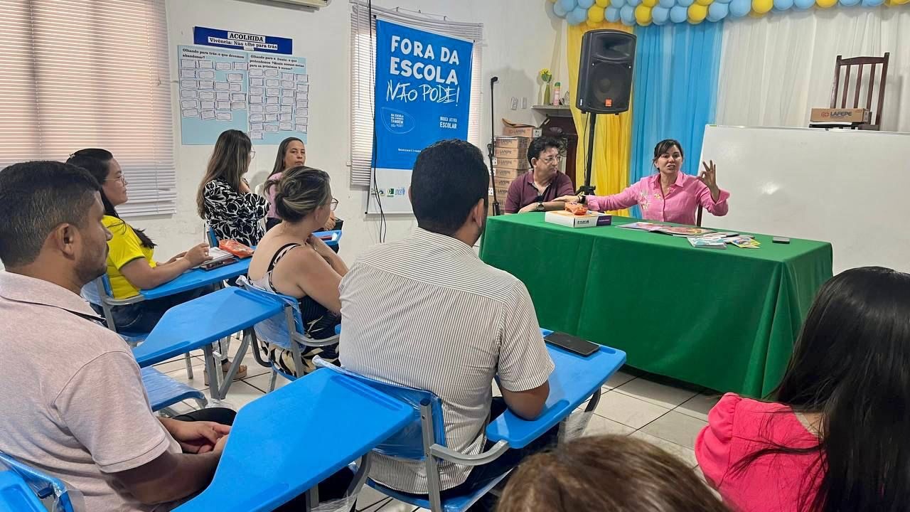 Prefeita Ivanária Sampaio confere kits com livros didáticos  - Imagem 1