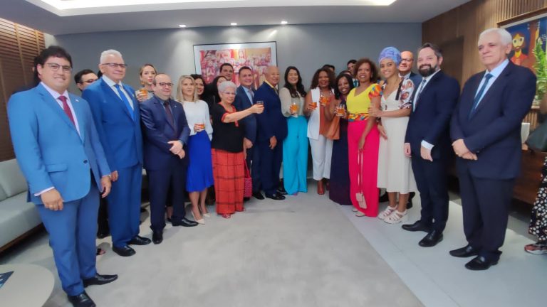 Monsenhor Gil participa da vinda da Ministra da Cultura em Teresina - Imagem 9