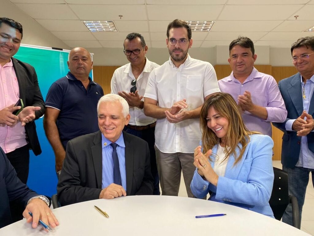 Prefeita de Esperantina assina convênio com a Caixa Econômica Federal - Imagem 5