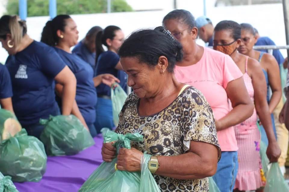 Prefeitura distribui peixes e kits de alimentos para famílias carentes - Imagem 1