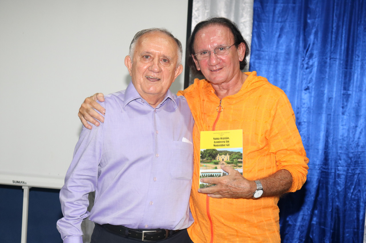 Dr Aristides Reis Pereira lança livro com autógrafos em Monsenhor Gil  - Imagem 13